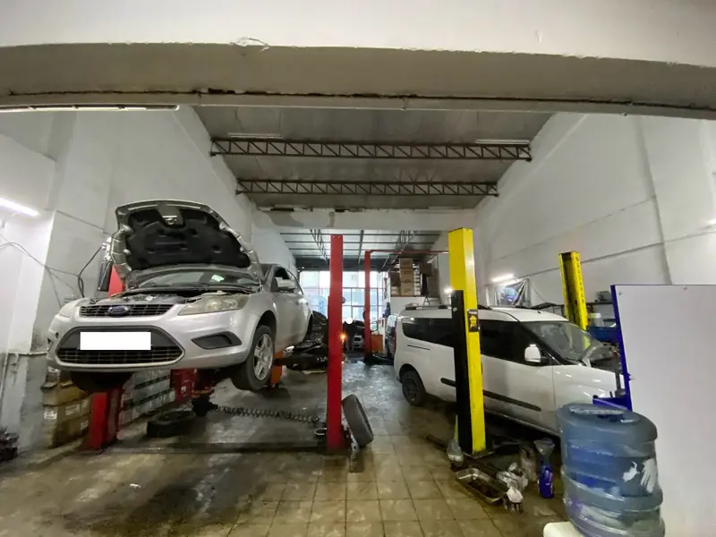 Kaldırıcıda bakımı yapılan Ford araç, atölye içi